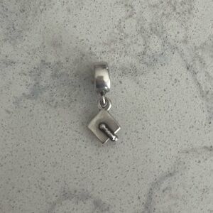 Pandora charm: dangle graduation hat